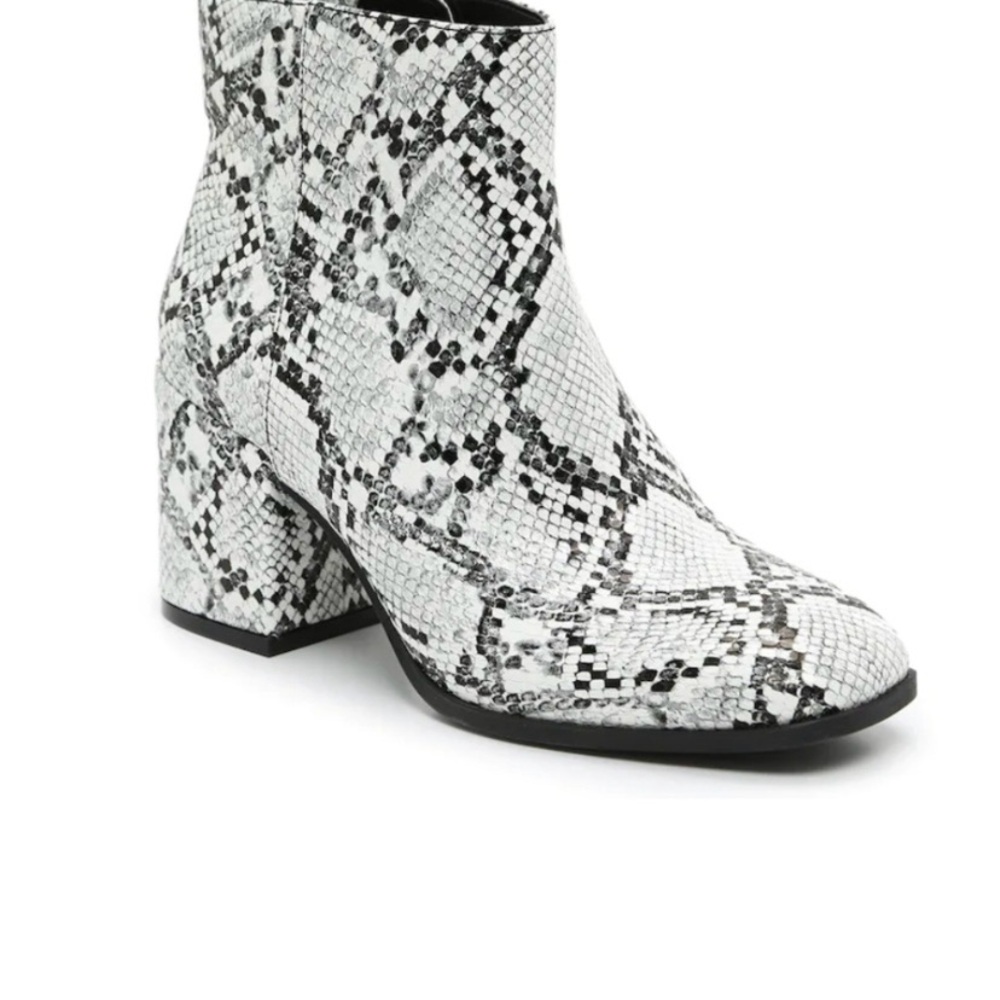 *NEW*Women’s Benisa Bootie Black & White